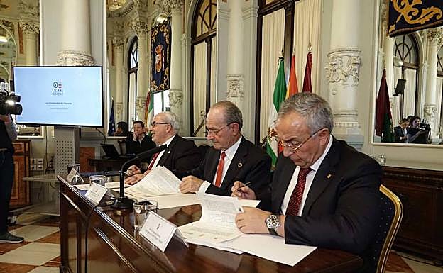 José Luis Mendoza, Francisco de la Torre y Alejandro Blanco, en la firma del protocolo. 