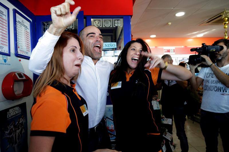 Uno de los dueños de la administración de Lotería de la Autopista del Sur, km 54 de Granadilla de Abona (Tenerife), José Ángel González Martín (c), celebra junto a unas empleadas haber repartido el número 3.347, el Gordo de la Lotería de Navidad. La administración de lotería ubicada en esta gasolinera ha vendido además de 26 décimos del premio Gordo (10.040.000 euros) que ha recaído en el número 3.347, nueve décimos del cuarto premio 2.308 (un total de 78.000 euros) y 13 décimos del quinto premio 29.031 (78.000 euros) y otros nueve décimos del otro quinto 2.308 (54.000 euros). 