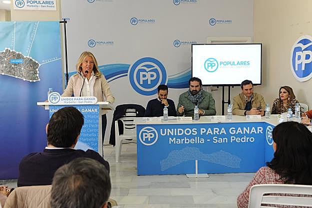La presidenta del PP se dirige al Comité Ejecutivo Local. :: j.-lanza