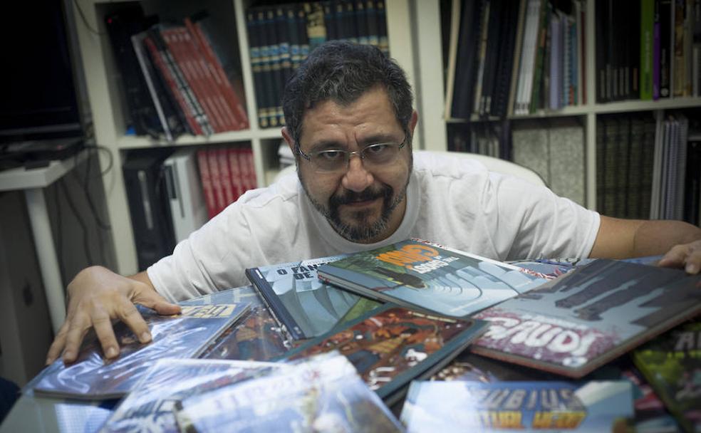 Juan Antonio Torres, 'El Torres', en su estudio de Teatinos rodeado de los últimos ejemplares de sus cómics. 