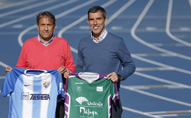 Casimiro y Muñiz intercambiaron camisetas de sus equipos.