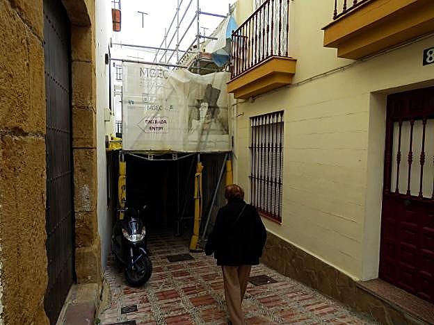 El apuntalado del inmueble mantiene la calle Hospital Bazán con un andamiaje desde el año 2015. 