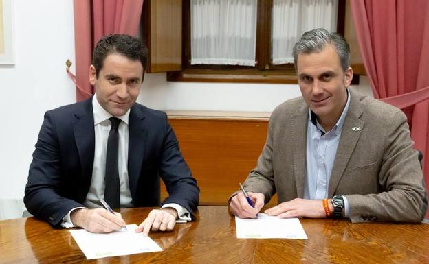 Teodoro García Egea, del PP, y Javier Ortega, de Vox, firmaron ayer el acuerdo del Parlamento.