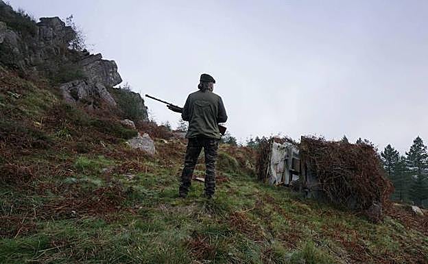 Los cazadores se sienten cada vez más solos en la defensa de su ancestral afición.