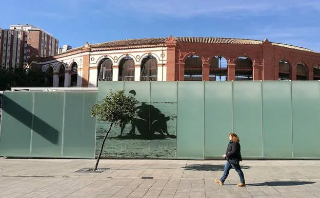 Vista de la plaza de toros, donde se aprecia la fachada original de ladrillo que está siendo recuperada.