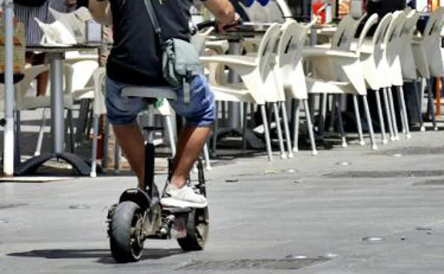 El patinete era un modelo Harley, similar al de la foto. 