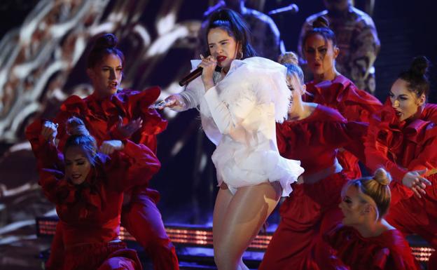 Rosalía, durante su actuación en los Grammy latinoS.