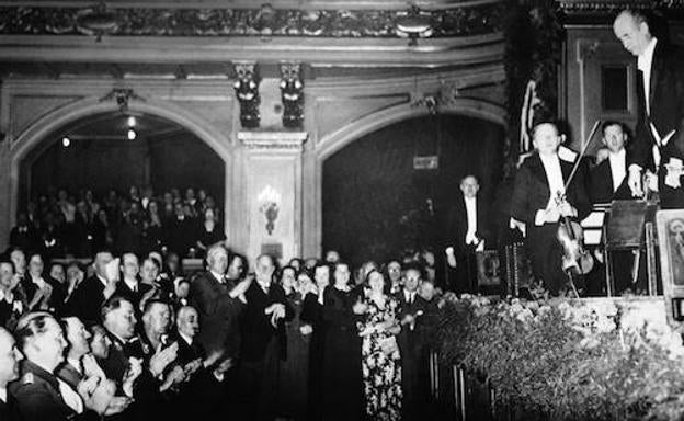 En la imagen, miembros del gobierno Nazi aplaudiendo en primera fila. 