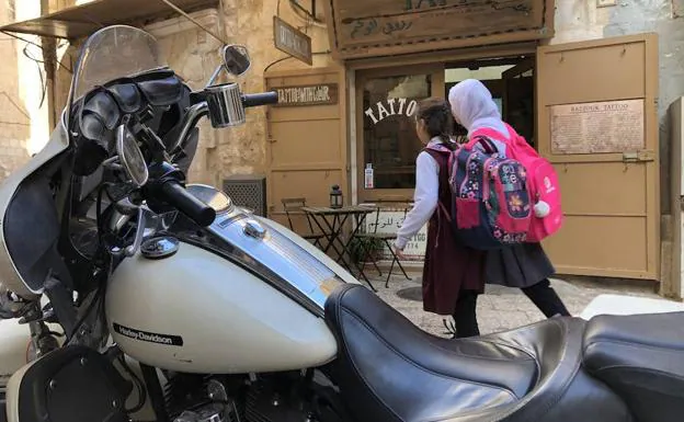 La Harley del tatuador siempre está aparcada frente al local, en la Ciudad Vieja de Jerusalén. 