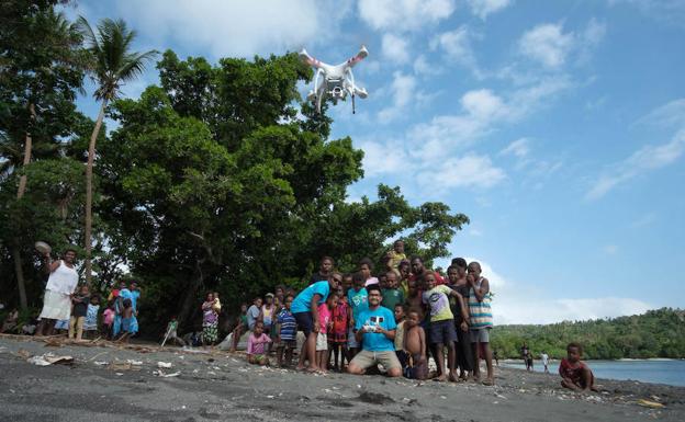 Los habitantes de Vanuatu se muestran entusiasmados con el funcionamiento del dron. 