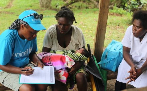 Personal médico de Unicef se hace cargo de la vacunación. 