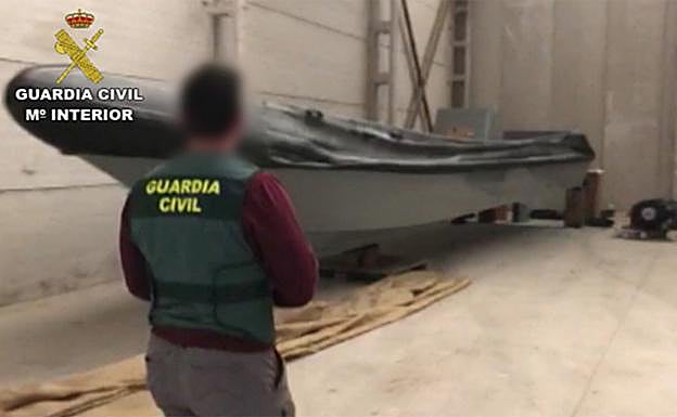 Una de las embarcaciones semirrígidas de alta velocidad incautadas.