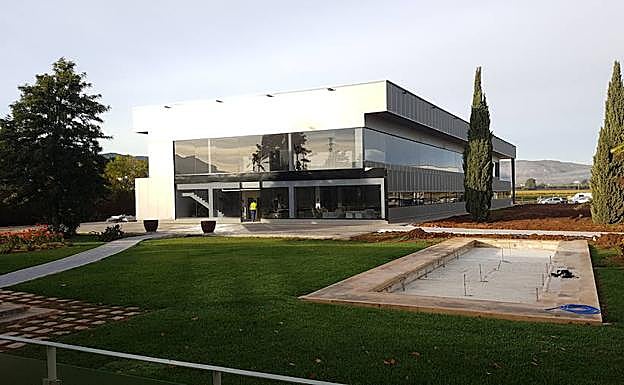 Nuevo edificio dedicado a laboratorio y auditorio construido este año por Dcoop en Antequera. 