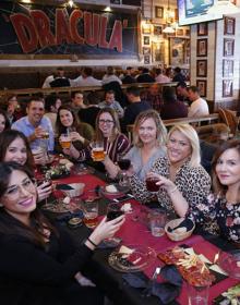 Imagen secundaria 2 - Fiesta de Nochevieja en uno de los restaurantes del Centro. Miles de personas se tomarán las uvas en la Constitución. Las comidas de grupos han sido una constante durante toda la Navidad. 