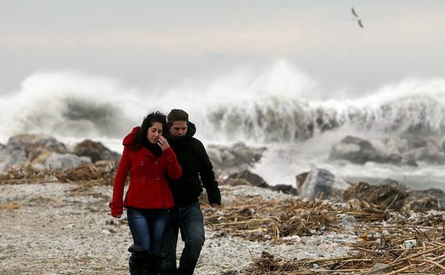 Las olas podrían alcanzar hoy en Málaga los cuatro metros por el fuerte viento. 