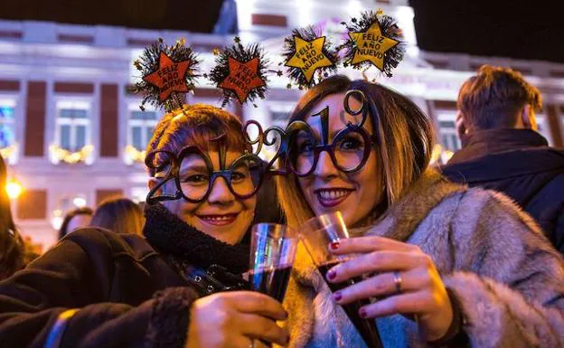 Miles de personas celebraron el 'fin de año canario' en la Puerta del Sol