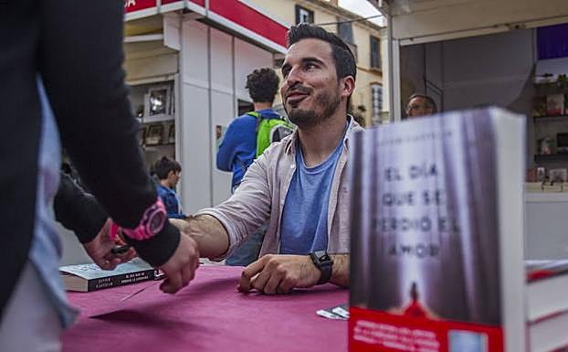 Javier Castillo firma ejemplares de sus novelas durante la pasada Feria del Libro de Málaga. 