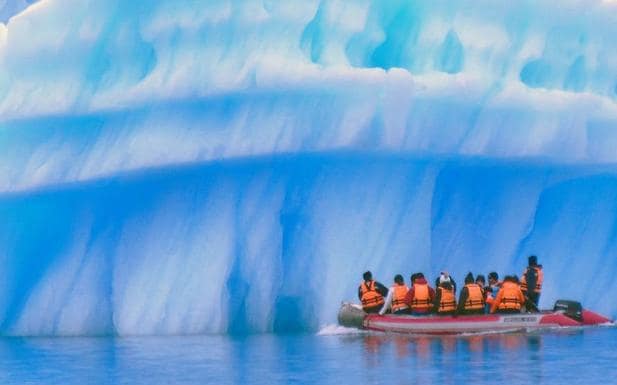 Un grupo de visitantes se adentra en el Parque Nacional Laguna de San Rafael (Chile), para admirar sus imponentes glaciares.