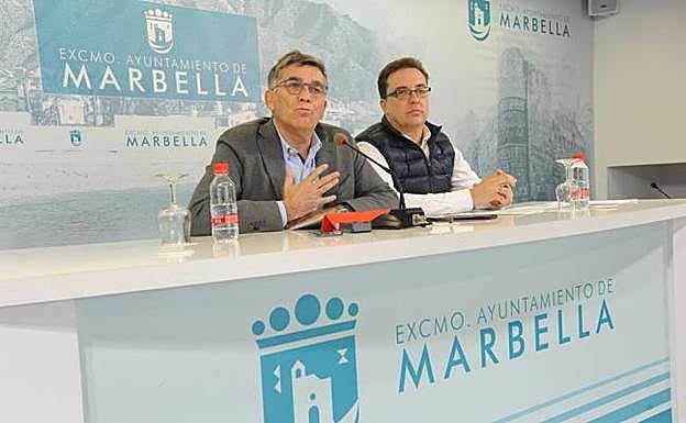 El edil de Obras, ayer, junto al responsable de Parques y Jardines 