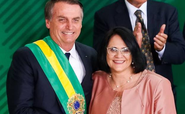 Bolsonaro (i) y Damares Alves. 