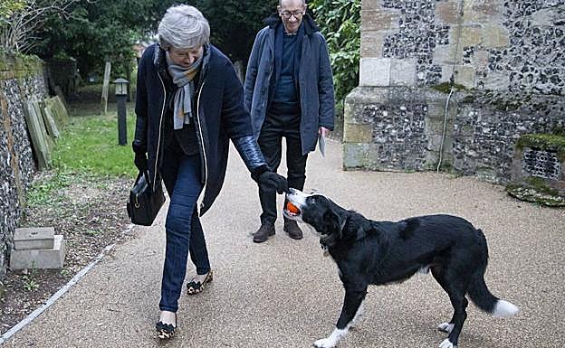 La primera ministra británica, Theresa May, y su esposo asistieron, este domingo, a la ceremonia religiosa en la iglesia local, en Maidenhead.