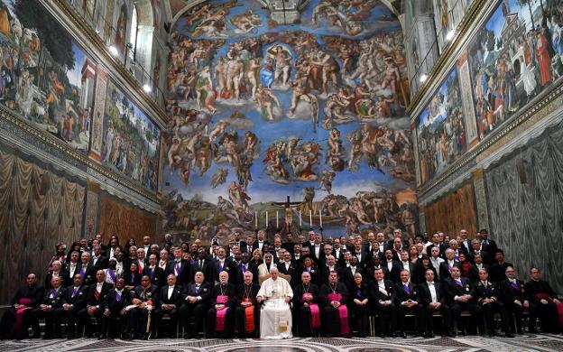 El Papa Francisco, acompañado de los representantes diplomáticos, ayer, durante la tradicional recepción en el Vaticano. :: efe