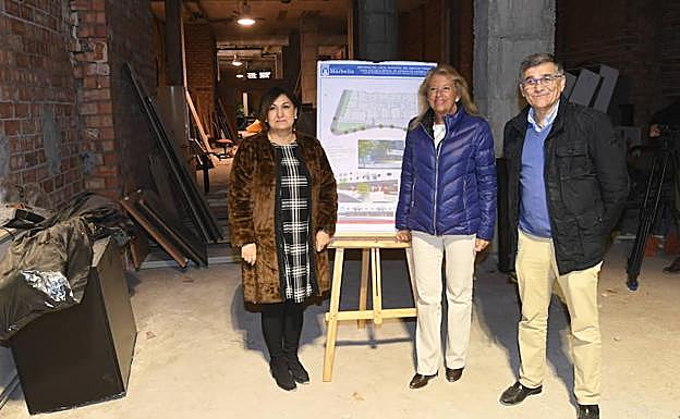 Carmen Díaz, Ángeles Muñoz y Javier García, en los locales de la nueva sede de la EOI. 