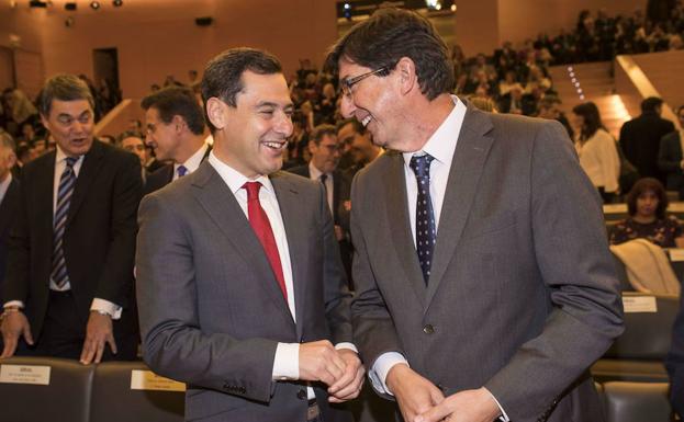 El candidato a la presidencia de la Junta de Andalucía por el PP, Juanma Moreno Bonilla, y el de Ciudadanos, Juan Marín.