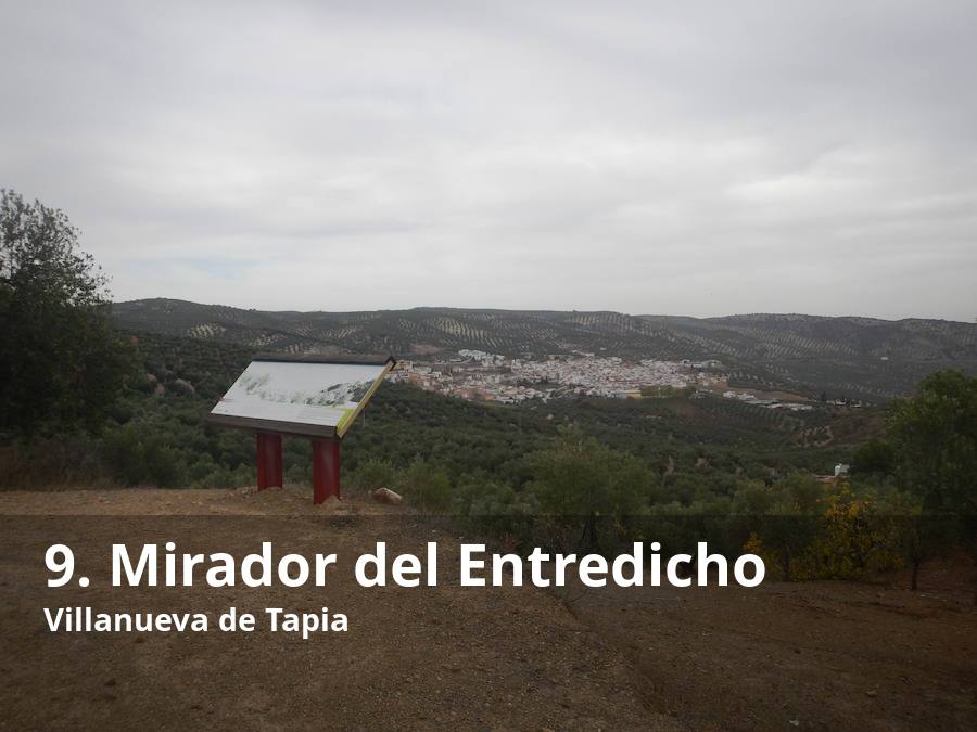 Otro de los balcones naturales de interés en la Sierra Norte de Málaga es el que permite tener una bonita perspectiva del pueblo de Villanueva de Algaidas. Se encuentra en el camino que va desde esta localidad a Archidona, incluido como la etapa número trece de la Gran Senda de Málaga. Este mirador es uno de los hitos más importantes de esa ruta, ya que desde allí se tiene una buena perspectiva de la ubicación del casco urbano entre campos de olivos y varios cerros. Lee el reportaje completo  aquí