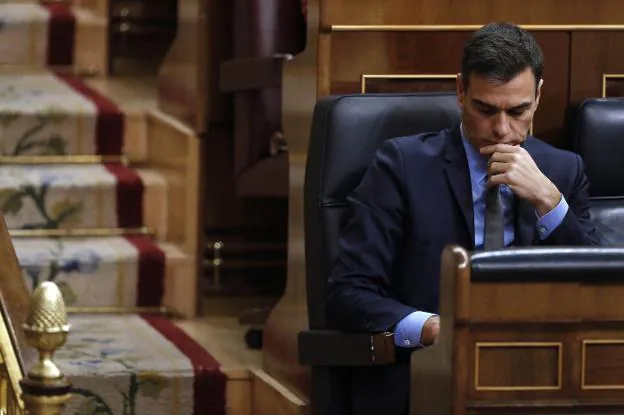 Sánchez revisa sus notas en el Congreso durante la última sesión de control al Ejecutivo. :: J. LIZÓN / EFE