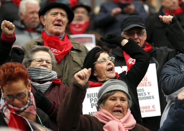 Un grupo de jubilados reclaman que suban más las pensiones en una de sus movilizaciones periódicas. :: l. tejido / efe