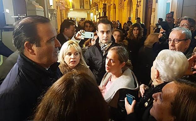 Pablo Atencia atiende a asistentes a la protesta. 