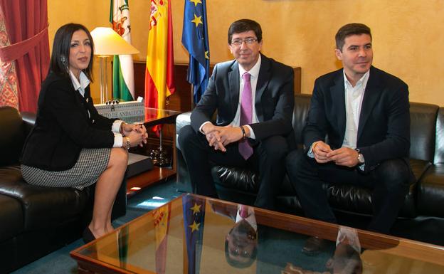 La presidenta del Parlamento, Marta Bosquet, se reúne con el líder de Ciudadanos en Andalucía, Juan Marín y el diputado por Cádiz de Ciudadanos, Sergio Romero.