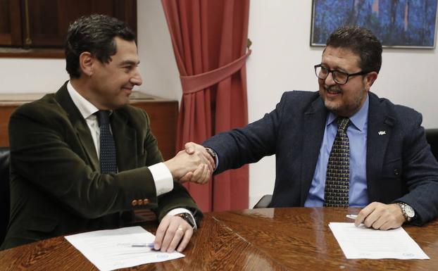 Juanma Moreno y el portavoz de Vox en el Parlamento de Andalucía, Francisco Serrano, ayer. 