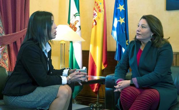 La presidenta del Parlamento andaluz, Marta Bosquet (i), durante su reunión con la portavoz del PP-A, Carmen Crespo (d), para proponer al candidato a la Presidencia de la Junta de Andalucía. 