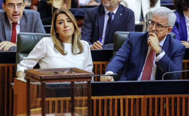 Imagen principal - Susana Díaz, el 27 de diciembre al constituirse el Parlamento de Andalucía. Los doce de Vox, partido que logró por primera vez representación en un Parlamento. La presidenta del Parlamento andaluz, Marta Bosquet, de Ciudadanos. 