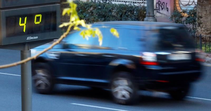 Fuentes heladas, termómetros bajos y mucha ropa de abrigo, lo más destacado en ciudades como Valencia, Pamplona, León, Ourense o Ávila