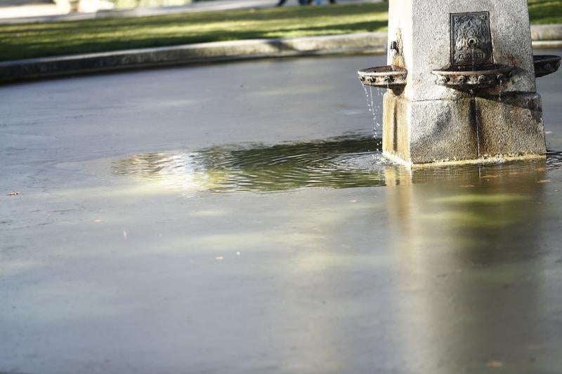 Fuentes heladas, termómetros bajos y mucha ropa de abrigo, lo más destacado en ciudades como Valencia, Pamplona, León, Ourense o Ávila