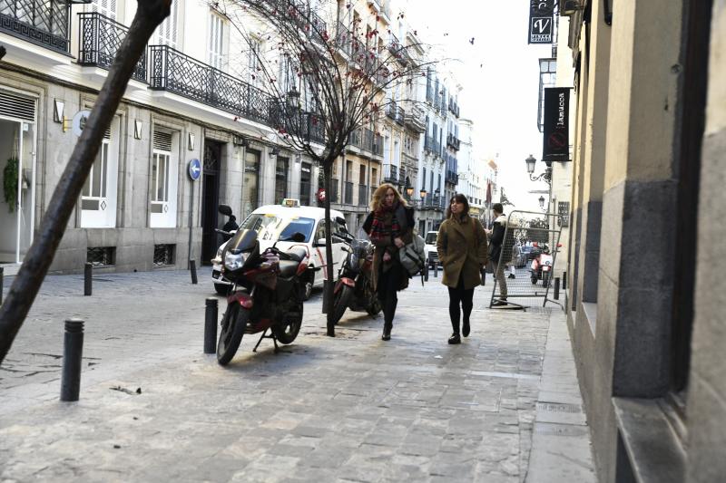 Fuentes heladas, termómetros bajos y mucha ropa de abrigo, lo más destacado en ciudades como Valencia, Pamplona, León, Ourense o Ávila