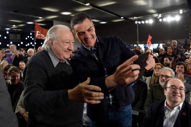 Sánchez se hace una foto con un militante socialista durante el mitin del PSC celebrado ayer en Barcelona. :: LLUIS GENE / AFP