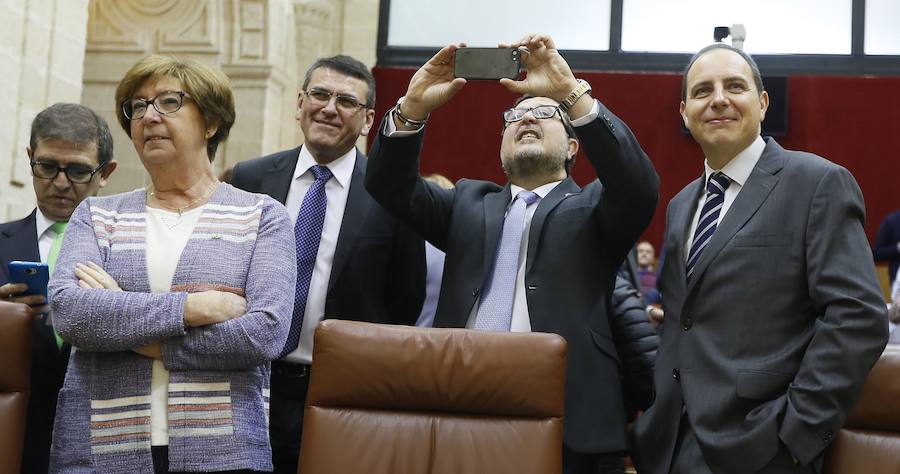 El lider de Vox, Francisco Serrano (2d), hace una foto al hemiciclo del Parlamento andaluz