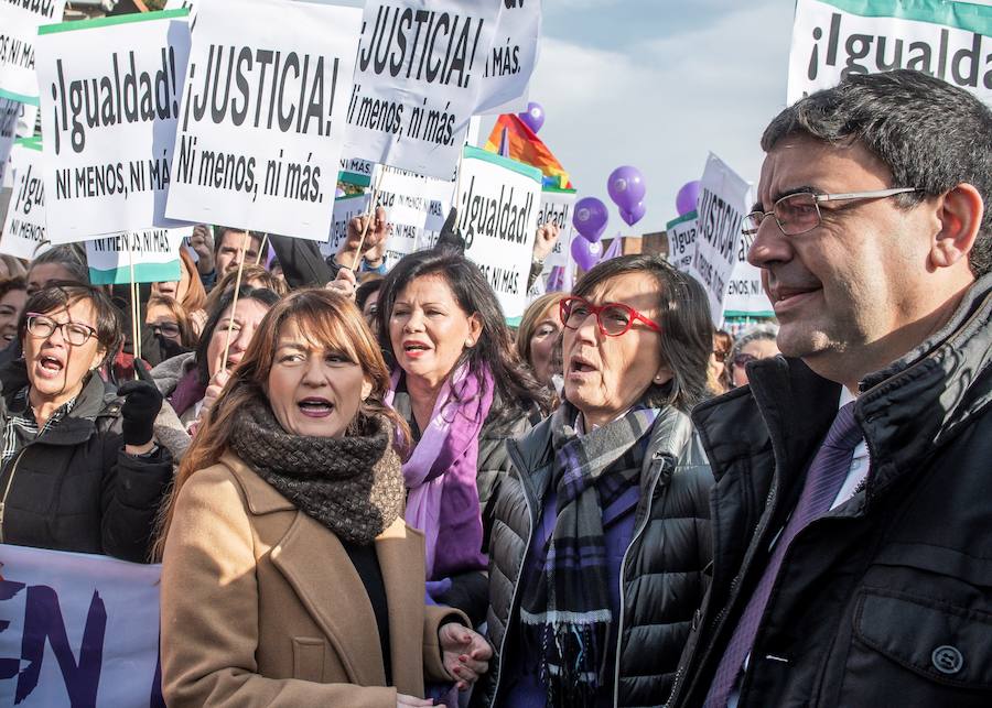 Manifestantes en la movilización feminista ante Parlamento andaluz.