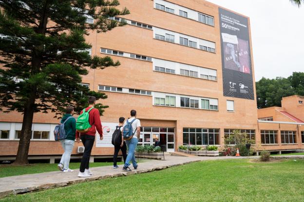 La facultad lleva más de cincuenta años ubicada en el campus de El Ejido. 