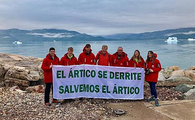 Expedición con los ganadores del certamen el pasado año, junto a Manuel Calvo y Ramón Larramendi.