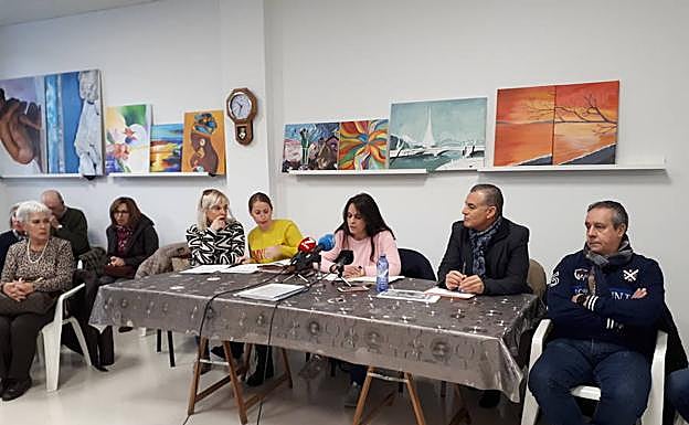 La plataforma que rechaza el nuevo recorrido oficial de la Semana Santa baraja denunciarlo en los tribunales