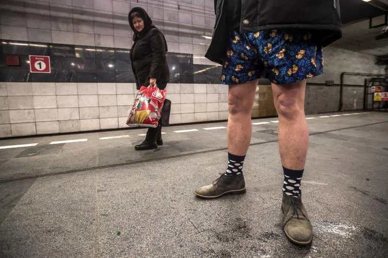 El evento 'No pants subway ride' ha dejado imágenes muy curiosas en Praga, donde la gente se ha quitado los pantalones para viajar en metro por simple diversión