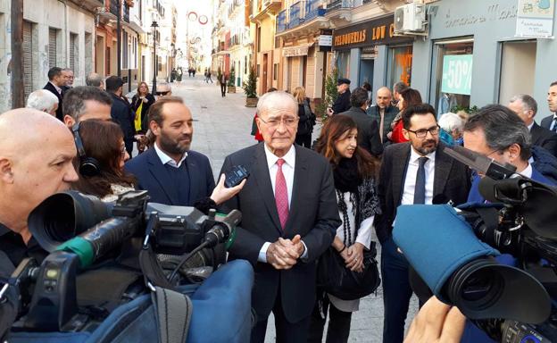 Visita del alcalde de Málaga a las obras de calle Ancha del Carmen, este miércoles. 