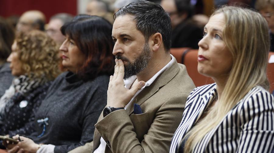 Abascal, atento a la intervención del líder de Vox en Andalucía, Francisco Serrano, en el Parlamento de Andalucía 