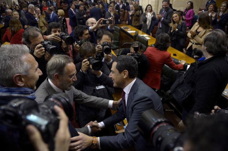 El dirigente popular obtiene mayoría absoluta en la votación en el Parlamento 