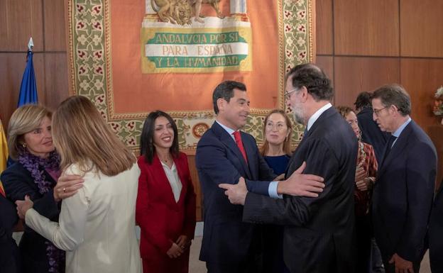 El nuevo presidente de la Junta, Juanma Moreno, es felicitado por Mariano Rajoy en presencia de Ana Pastor, Meritxel Batet y Alberto Nuñez Feijoo.